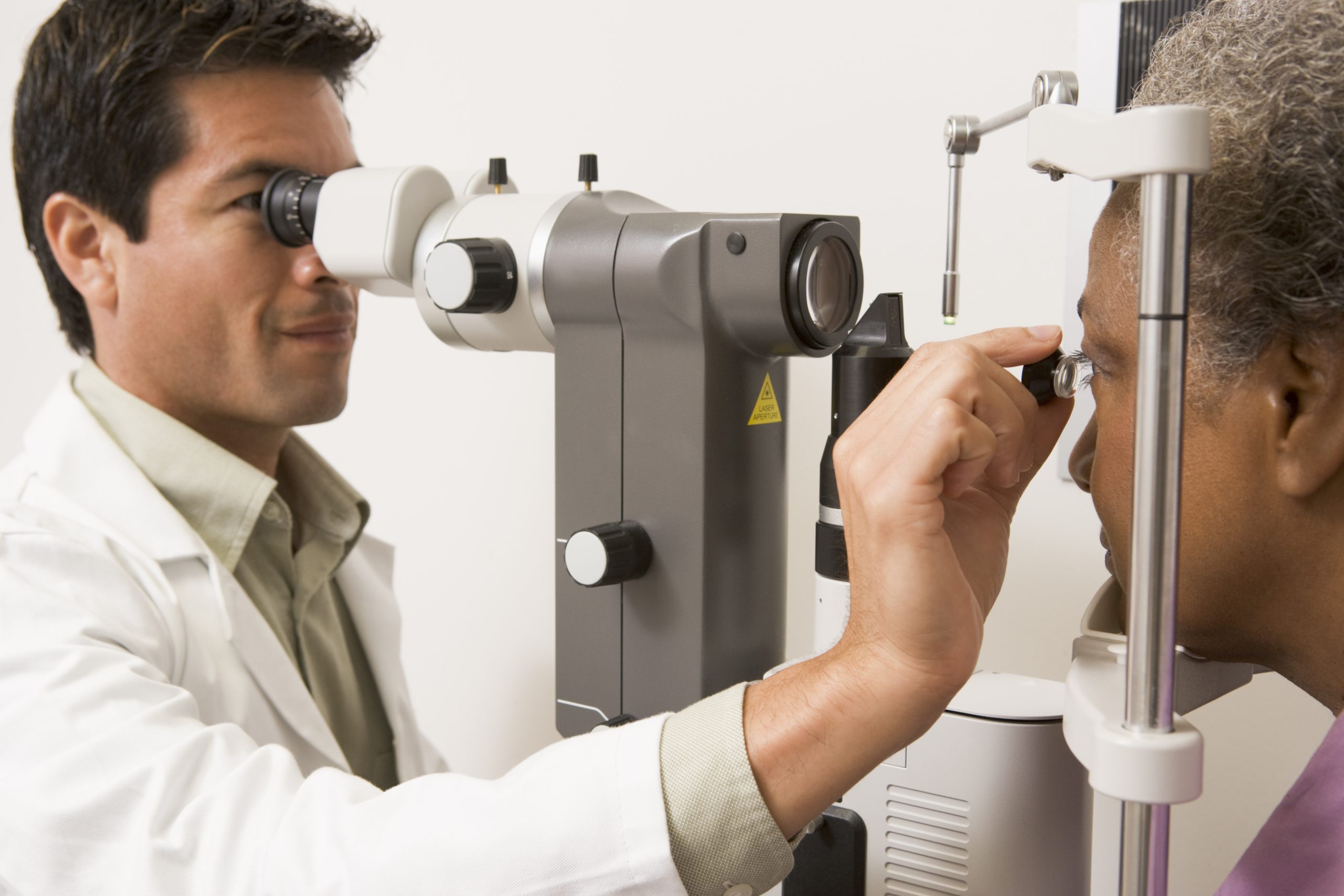 Лечение глазных заболеваний. Аппарат для глазного давления. Глаукома окулист. Оборудование для глаукомы. Осмотр офтальмолога.